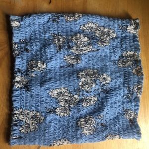 Cropped blue and white tube top